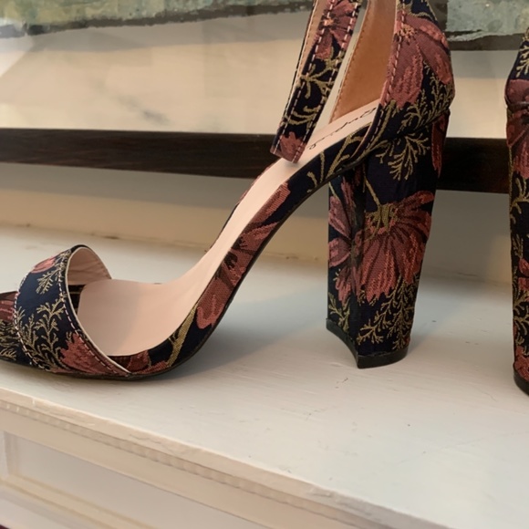 Quips floral strappy heels. Worn twice. Retail 85‎ - Picture 2 of 7